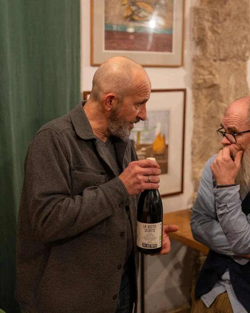 Francis raconte une bouteille à un convive