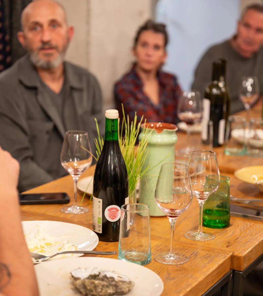 Un dîner de vignerons et de professionnels autour d'une bouteille, à Marseille